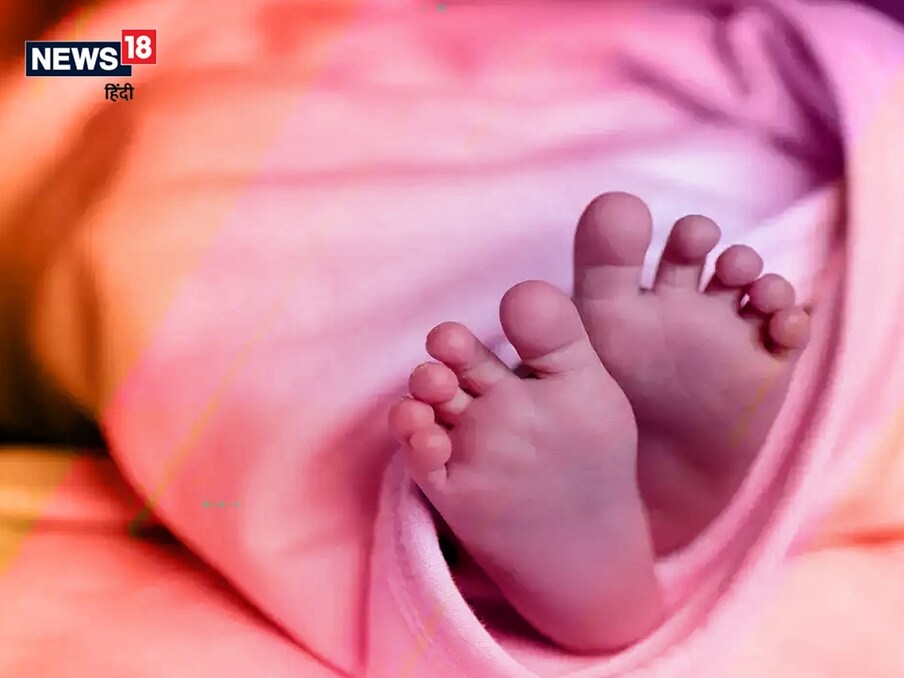  دہلی کے ایمس اسپتال میں ایک خاتون نے جس حالت میں بچی کو جنم دیا ہے وہ کسی معجزے سے کم نہیں ہے۔ ایک 23 سالہ خاتون جو تقریباً 7 ماہ سے اسپتال میں بے ہوش پڑی تھی نے گزشتہ ہفتے ایک بچی کو جنم دیا۔ وہ بچی بالکل صحت مند ہے۔