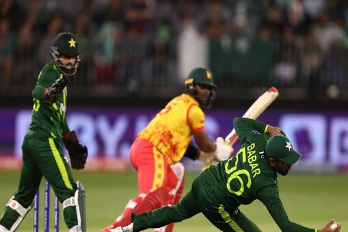 شعیب اختر زمبابوے کے ہاتھوں پاکستان کی شکست کو ہضم نہیں کر پا رہے۔ شاید یہی وجہ ہے کہ پاکستان پر لعنت بھیجنے کے بعد اب وہ بھارت کے ٹی ٹوئنٹی ورلڈ کپ سے باہر ہونے کی پیش گوئیاں کر رہے ہیں۔ 