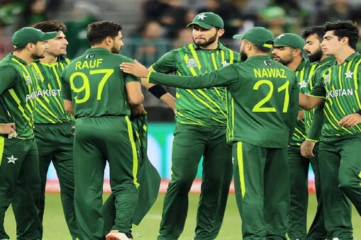  Pakistan vs Zimbabwe: پاکستان اب بھی ٹی ٹوئنٹی ورلڈ کپ کے سیمی فائنل میں جگہ بنا سکتا ہے۔ اب آپ سوچ رہے ہوں گے کہ پاکستان اپنے پہلے دو میچ ہار چکا ہے لیکن اس کے باوجود اس کے پاس سیمی فائنل تک پہنچنے کا موقع کیسے ہے؟

