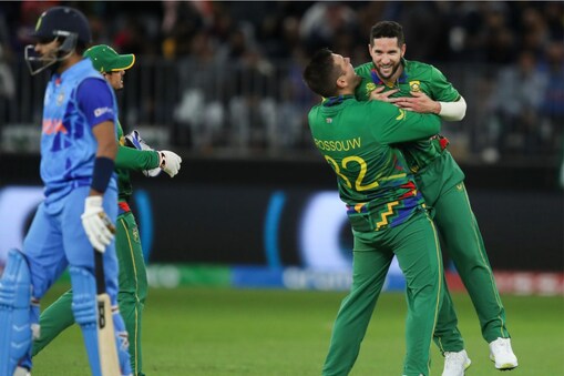 T20 World Cup 2022 : ہندوستان کی شکست، سیمی فائنل کی جنگ ہوئی دلچسپ، جانئے اب کیسے پہنچ سکتا ہے پاکستان (AP)