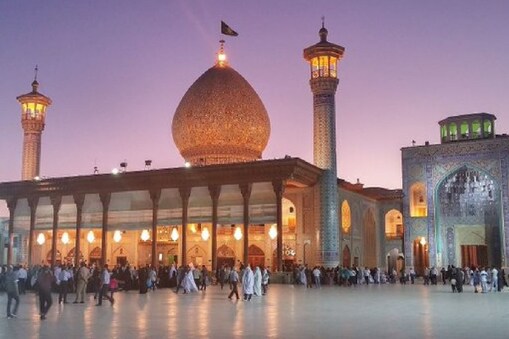  ایران : شیراز میں حضرت شاہ چراغ کے روضہ پر فائرنگ، کم از کم 15 لوگوں کی موت، 40 زخمی ۔ تصویر : Twitter@maziarbahari