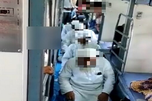 اس وقت ٹرین کھڈا ریلوے اسٹیشن پر رکی تھی۔