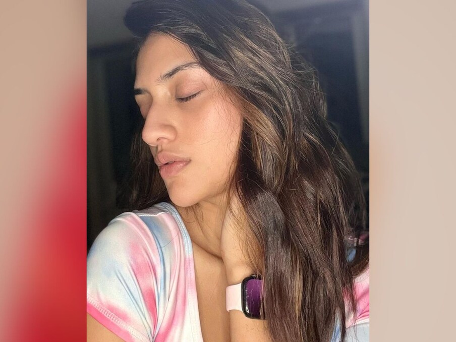  آپ کو بتاتے چلیں کہ اس سے قبل بھی نصرت جہاں پر سوالات اٹھتے رہے ہیں۔ حمل کے دوران اداکارہ کے جسم میں کئی تبدیلیاں آئیں جس کے بارے میں انہوں نے ایک انٹرویو میں کھل کر بات کی اور بتایا کہ بچے کی پیدائش کے بعد وہ اندرونی طور پر کیسا محسوس کرتی تھیں۔