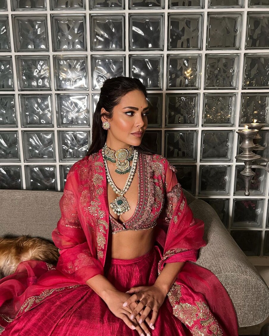  ایشا گپتا گلابی رنگ کے ڈیپ نیک بلاؤز ڈریس میں اپنا خوبصورت لک روپ دکھا رہی ہیں۔ (فوٹو کریڈٹ: Instagram@egupta)