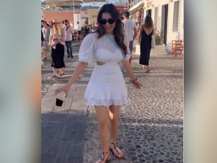  ہنسیکا موٹوانی نے انسٹاگرام پر اپنی بیچلر پارٹی کی ایک ویڈیو شیئر کی ہے ۔ ویڈیو میں اس کی ایک جھلک دیکھنے کو مل رہی ہے۔ اس میں وہ بہت خوش نظر آرہی ہیں۔ اس میں وہ سفید رنگ کے لباس میں بہت پیاری لگ رہی ہیں۔