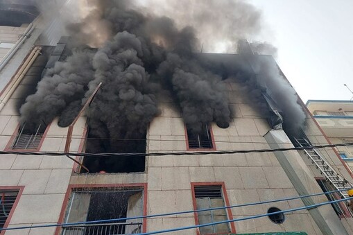  یہ آگ نریلا انڈسٹریل ایریا کی صندل فیکٹری میں لگی ہے۔ اس حادثے میں دو لوگوں کی موت ہو گئی ہے اور خدشہ ظاہر کیا جا رہا ہے کہ کچھ لوگ اب بھی پھنسے ہوئے ہیں۔