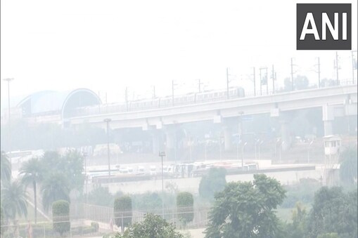 دہلی کی ہوا ہوئی اور زہریلی، ڈیزل گاڑی چلانے اور ٹرکوں کی انٹری پر پابندی، نوئیڈا میں آٹھویں تک اسکول رہیں گے بند ۔ تصویر : ANI