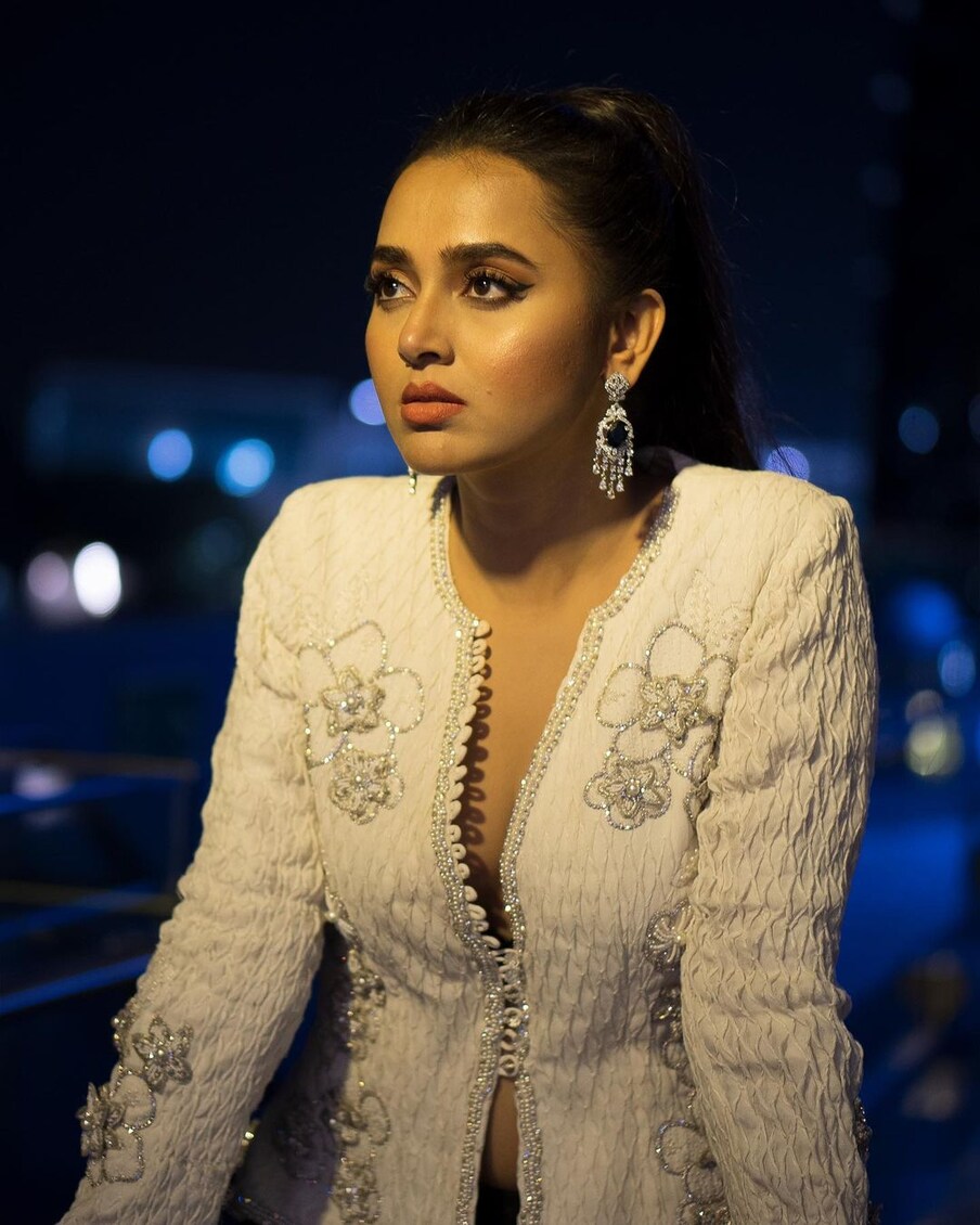  تیجسوی اپنی ذاتی زندگی کو بھی لے کر کافی سرخیوں میں ہیں ۔ خبر ہے کہ انہوں نے کرن کندرا کے ساتھ اپنی لو لائف کو آگے بڑھاتے ہوئے دبئی میں اپنے خوابوں کا گھر خریدا ہے ۔ تصویر: Instagram @tejasswiprakash