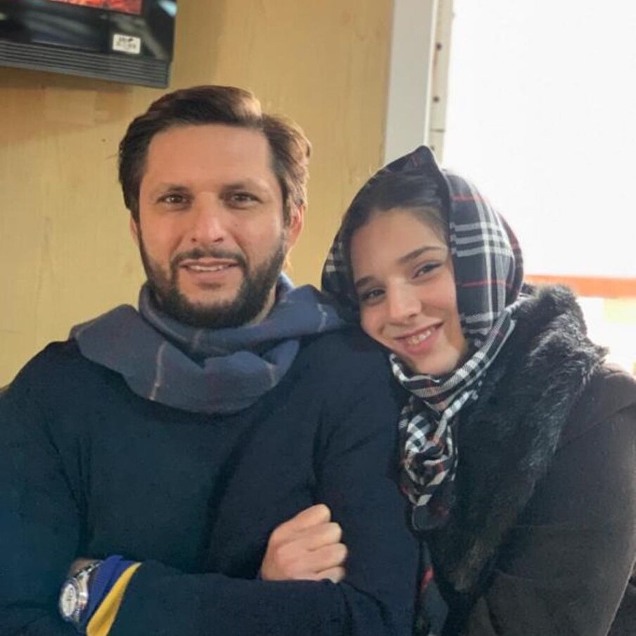  45 سالہ شاہد آفریدی کی بات کریں تو ان کی 5 بیٹیاں انشا آفریدی، اکشا آفریدی، اسمارہ آفریدی، عجوہ آفریدی اور عروہ آفریدی ہیں۔ شاہین نے گزشتہ دنوں شادی کے بارے میں بتایا تھا اور کہا تھا کہ وہ بھی اس لمحے کا انتظار کر رہے ہیں۔ بائیں ہاتھ کے تیز گیند باز نے 2021 کے T20 ورلڈ کپ میں غیر معمولی کارکردگی کا مظاہرہ کیا۔ 2022 کے ٹی ٹوئنٹی ورلڈ کپ میں انجری سے واپسی کرتے ہوئے انہوں نے ٹیم کو فائنل تک پہنچانے میں اہم کردار ادا کیا۔ (شاہد آفریدی انسٹاگرام)