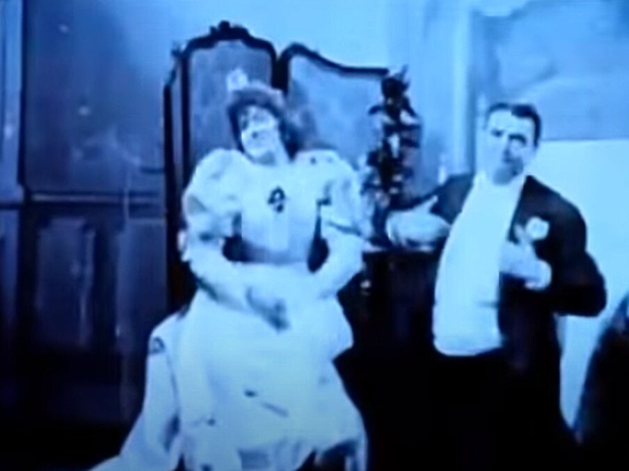  دنیا کی پہلی ایڈلٹ فلم 'Le Coucher de la Mariée' (Bedtime for the bride) تھی جو 1896 میں رلیز ہوئی تھی۔ فلم تقریباً 7 منٹ کی تھی۔ اسے البرٹ کرچنر نے بنایا تھا جو اس زمانے میں مذہبی فلمیں بھی بناتے تھے۔ (تصویر: ی Youtube/A Little Less Stupid)