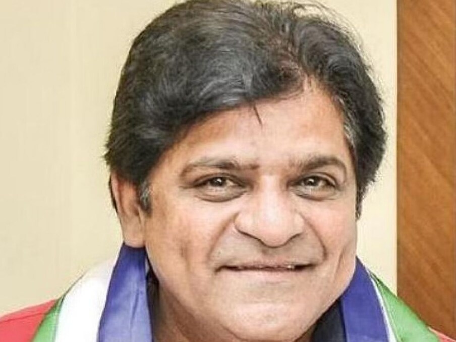  مذاق میں ہی صحیح لیکن علی کو اس طرح کے تبصروں پر کافی ٹرول ہونا پڑا۔ یہ پہلا موقع نہیں تھا کہ وہ اس سطح پر گرے ۔اس سے قبل وہ سمانتھا اکینینی کی کمر پر بھی نازیبا تبصرے کر چکے ہیں۔ اس کے بعد بھی انہیں شدید تنقید کا نشانہ بنایا گیا۔