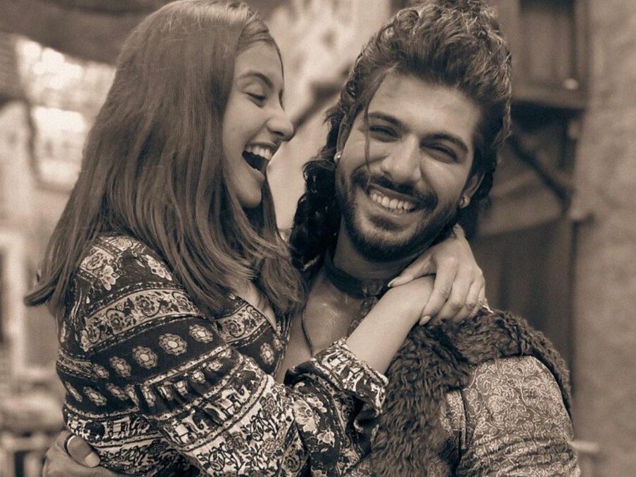  ,[object Object],تونیشا شرما کے گھر والے شیزان خان پر خودکشی کیلئے اکسانے کا الزام لگا رہے ہیں۔ میڈیا رپورٹس کے مطابق آنجہانی اداکارہ کی والدہ کا کہنا ہے کہ شیزان خان نے تونیشا شرما کو اپنا مذہب تبدیل کرنے کو کہا تھا اور وہ تونیشا سے مہنگے تحائف کا مطالبہ کرتا تھا اور اسے مارتا پیٹتا بھی تھا۔ بتا دیں کہ عدالت کے حکم کے مطابق شیزان خان ہفتہ تک پولیس کی تحویل میں رہے گا۔