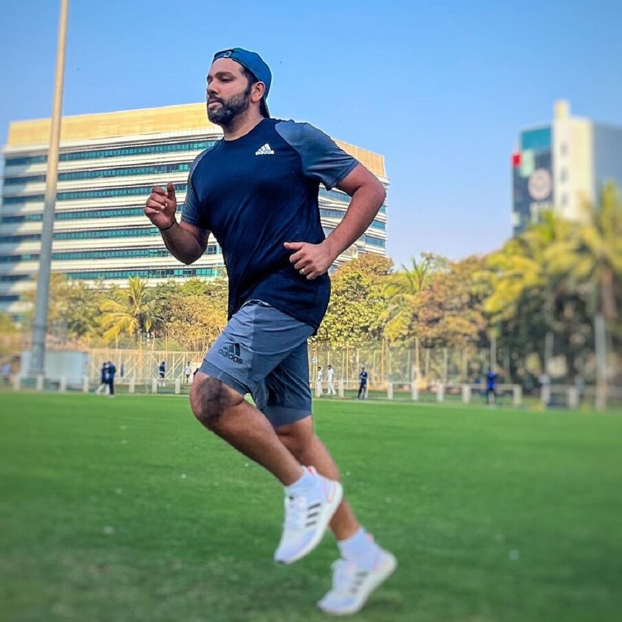 روہت شرما نے اپنے آفیشیل انسٹاگرام پر اپنی دو تصویریں شیئر کی ہیں ۔ ان تصویرو إیں روہت شرما کو پریکٹس کرتے ہوئے دیکھا جاسکتا ہے ۔ (Rohit Sharma/Instagram)