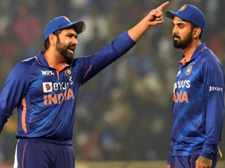  بتادیں کہ ڈھاکہ میں بنگلہ دیش کے خلاف دوسرے ون ڈے کے دوروان فیلڈنگ کرتے ہوئے روہت شرما کی انگلی میں چوٹ لگ گئی تھی ۔ انہوں نے دوسرے میچ میں نمبر نو پر اترکر بلے بازی کی تھی اور نصف سنچری بنائی تھی ۔ (PIC: AFP)