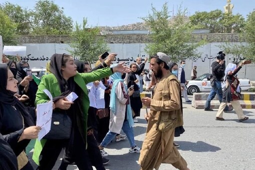 طالبان کے فیصلے خلاف سڑکوں پر اُتری خواتین، سیکورٹی فورس نے کیا واٹر کینن کا استعمال۔فائل فوٹو ۔ twitter/@BBCYaldaHakim