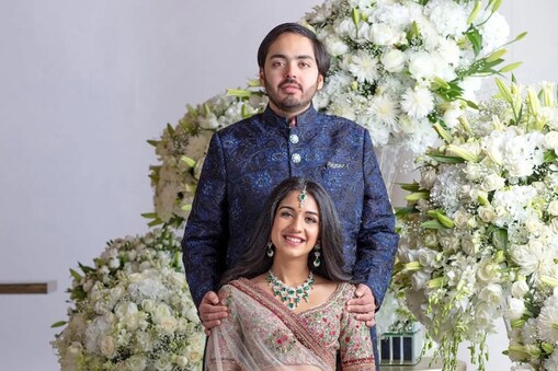 اننت امبانی-رادھیکا مرچنٹ کی سگائی کا انٹیلیا میں ہوا جشن، گرینڈ پارٹی میں شاہ رخ سے لے کر رنبیر-عالیہ بھی پہنچے