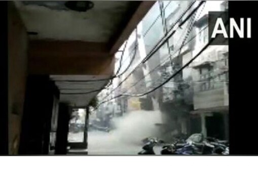 دہلی میں دھڑدھڑا کر گری چار منزلہ عمارت، مچی افراتفری، جان و مال کا نقصان نہیں، دیکھئے ویڈیو ۔ تصویر : اے این آئی ۔ 