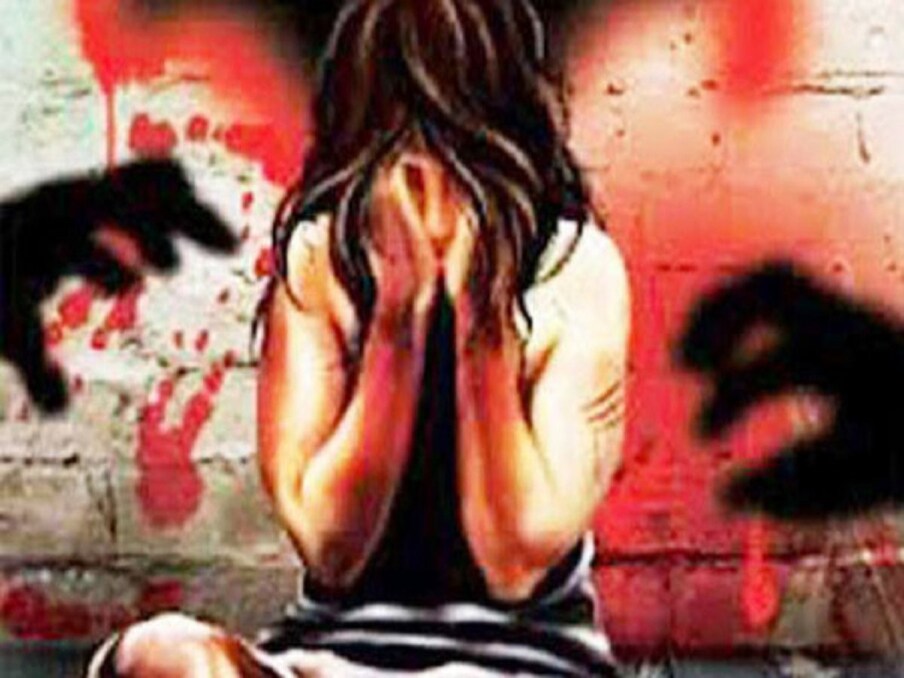  پولیس نے چھٹی اور ساتویں جماعت کی طالبات کے بیان پر مقدمہ درج کر کے ملزم ٹیچر کو گرفتار کر لیا ہے۔ علامتی تصویر ۔