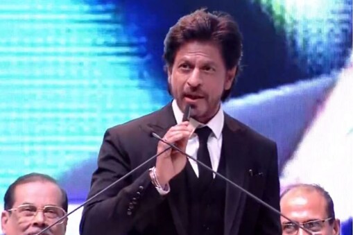 شاہ رخ خان نے فلم پٹھان کی مخالفت کررہے لوگوں کو دیا کرارا جواب، کہہ ڈالی اتنی بڑی بات ۔ تصویر : Twitter