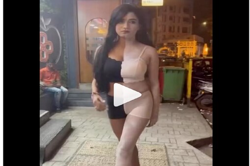 مانیا سنگھ نے اپنے انسٹاگرام پر اپنی ایک ویڈیو شیئر کی ہے جس میں انہوں نے رنگوں کے ذریعے جسم کو دو حصوں میں بانٹا ہے اور اسے شیئر کرتے ہوئے انہوں نے اپنی پوسٹ میں لکھا ہے کہ آپ کو کون سا سائیڈ پسند ہے؟
