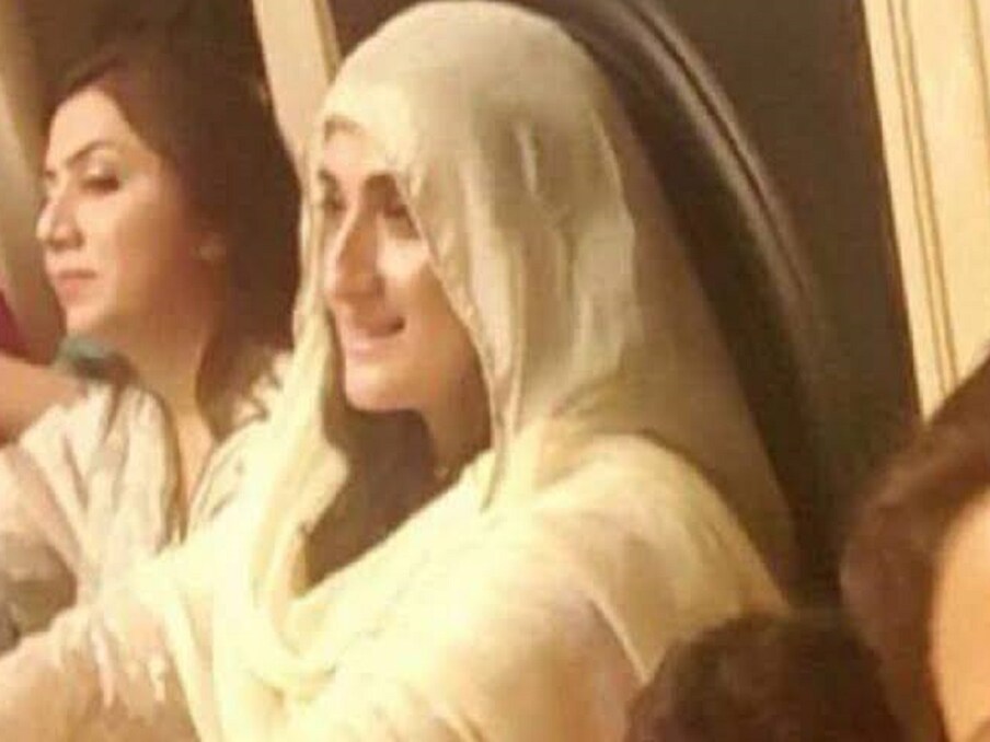  پاکستان میں عام انتخابات سے کچھ وقت پہلے ہی 65 سال کی عمر میں عمران خان نے فروری میں اپنی روحانی گرو بشری خان سے شادی کرلی تھی، جو کہ ان کی تیسری بیوی کے طو رپر جانی گئی ۔ اب ان کے درمیان طلاق کی خبریں بھی گردش کررہی ہیں ۔