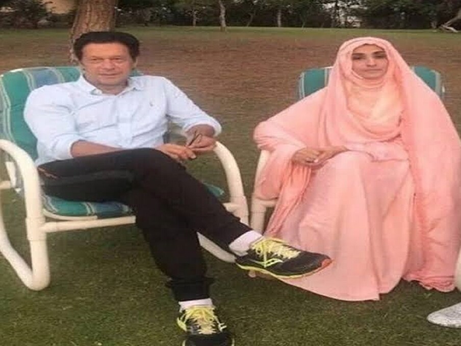  سابق وزیراعظم عمران خان کی تیسری اہلیہ بشریٰ مانک بھی کسی سے کم خوبصورت نہیں ہیں۔ دوسرے طلاق کے بعد چند ماہ بعد ہی دونوں کے معاشقہ کی خبریں منظر عام پر آنے لگی تھیں۔ تاہم ابتدائی مرحلے میں عمران خان اور ان کی جماعت پی ٹی آئی نے ان کے درمیان کسی قسم کے تعلقات کی خبروں کی تردید کی تھی۔