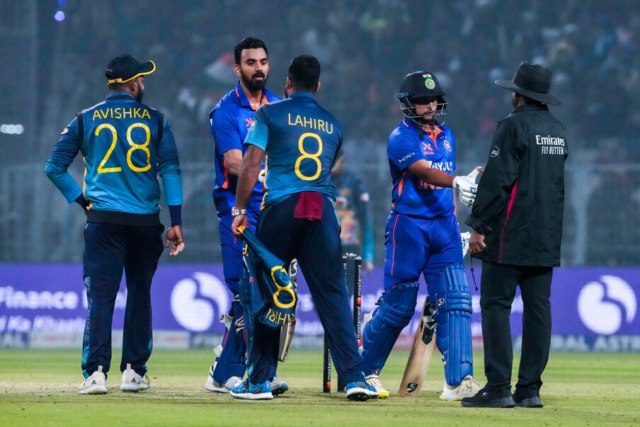  اس سال ODI ورلڈ کپ (ODI World Cup 2023) ہندوستان میں منعقد ہونا ہے۔ تمام ٹیمیں اس وقت ورلڈ کپ کی تیاریوں میں مصروف ہیں۔ ہندوستان نے بھی اس سمت میں ٹھوس قدم اٹھایا ہے۔ یعنی ٹیم انڈیا نے اپنا پہلا مرحلہ پار کر لیا ہے۔ 3 میچوں کی سیریز کے دوسرے ون ڈے میں ہندوستان نے سری لنکا کو 50 اوورز میں 215 رنز پر ڈھیر کردیا۔ اس کے بعد 4 وکٹوں سے میچ جیتنے کے ساتھ ساتھ سیریز پر بھی قبضہ کرلیا۔ (اے پی)