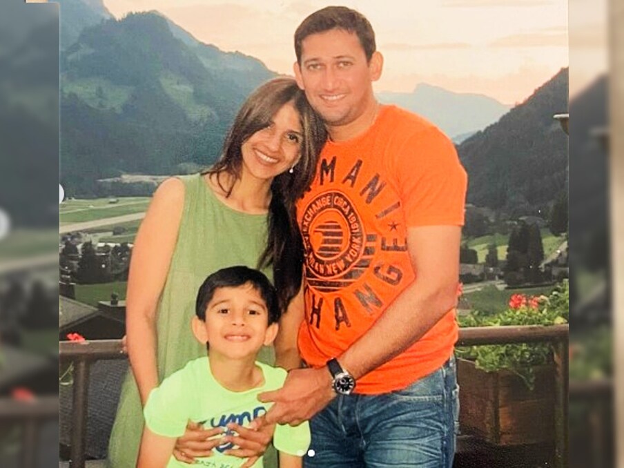  اجیت نے دنیا سے لڑنے کے بعد 9 فروری 2002 کو فاطمہ سے شادی کی۔ میڈیا میں ان کی شادی کے کافی چرچے بھی ہوئے۔ اجیت اور فاطمہ کا ایک بیٹا ہے، جس کا نام راج ہے۔ اجیت اگرکر مسلسل اپنی بیوی اور بیٹے کے ساتھ سوشل میڈیا پر تصاویر شیئر کرتے رہتے ہیں ۔ Instagram