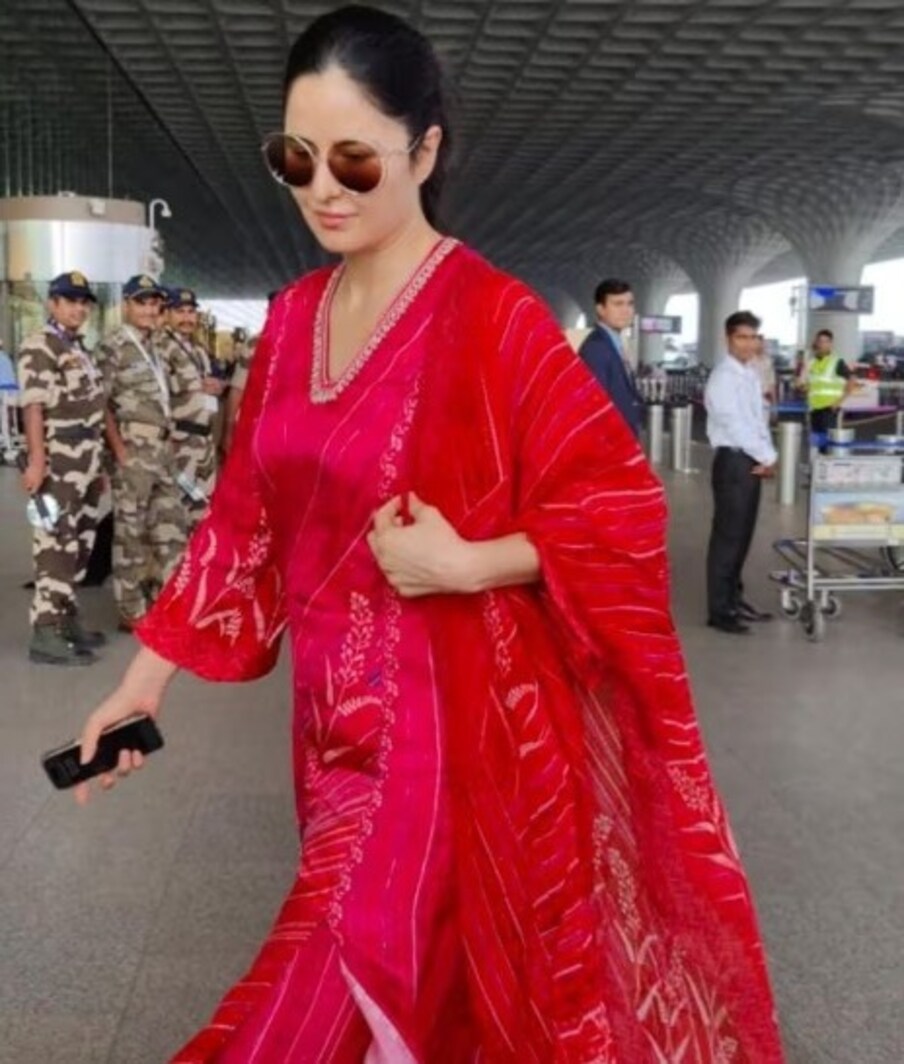  حال ہی میں ایک مشہور فوٹوگرافر کی جانب سے کٹرینہ کی ایک ویڈیو شیئر کی گئی، جس میں اداکارہ سرخ رنگ کے ڈھیلے فٹنگ سوٹ میں نظر آئیں۔ اس دوران اسے سوٹ سے پیٹ چھپاتے ہوئے بھی دیکھا گیا۔ بس پھر کیا تھا، اداکارہ کا یہ لک دیکھ کر کئی صارفین نے سوال کرنا شروع کر دیا کہ کیا وہ حاملہ ہیں اور اسی لیے وہ اپنا پیٹ دوپٹہ سے ڈھانپ رہی ہیں۔ (تصویر بشکریہ: وائرل بھیانی)