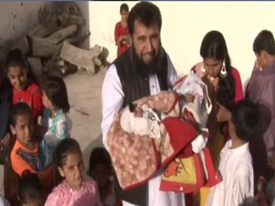 ڈیلی اسٹار یوکے کے مطابق سردار جان محمد خان خلجی پیشے کے اعتبار سے ڈاکٹر ہیں۔ وہ بلوچستان کے شہر کوئٹہ کے قریب مشرقی بائی پاس میں رہتے ہیں۔ اپنے بچوں کی تعداد کے بارے میں مقامی میڈیا سے بات کرتے ہوئے انہوں نے کہا کہ وہ ایک اور بیوی چاہتے ہیں تاکہ ان کے مزید بچے ہوسکیں۔ اس کے لیے انہیں لڑکی کی تلاش بھی ہے۔ (تصویر ٹویٹر/@Shamshadnetwork)