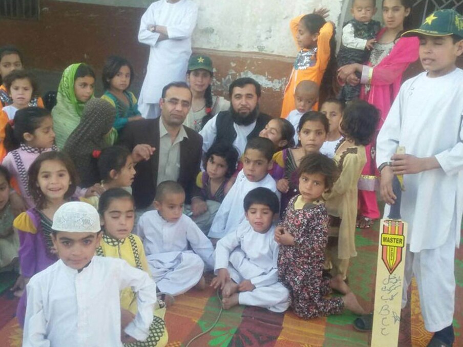  پاکستان میں تعدد ازدواج کا مطلب ایک سے زیادہ بیویاں رکھنا قانونی طور پر قابل قبول ہے لیکن صرف ان لوگوں کے لیے جو اسلام کو مانتے ہیں۔ مقامی ذرائع کا دعویٰ ہے کہ مردوں کو قانونی طور پر تعدد ازدواج کی اجازت ہے۔ اس کے علاوہ، مردوں کو یہاں ایک وقت میں زیادہ سے زیادہ چار بیویاں رکھنے کی اجازت ہے۔ (تصویر ٹویٹر/@tgrthabertv)