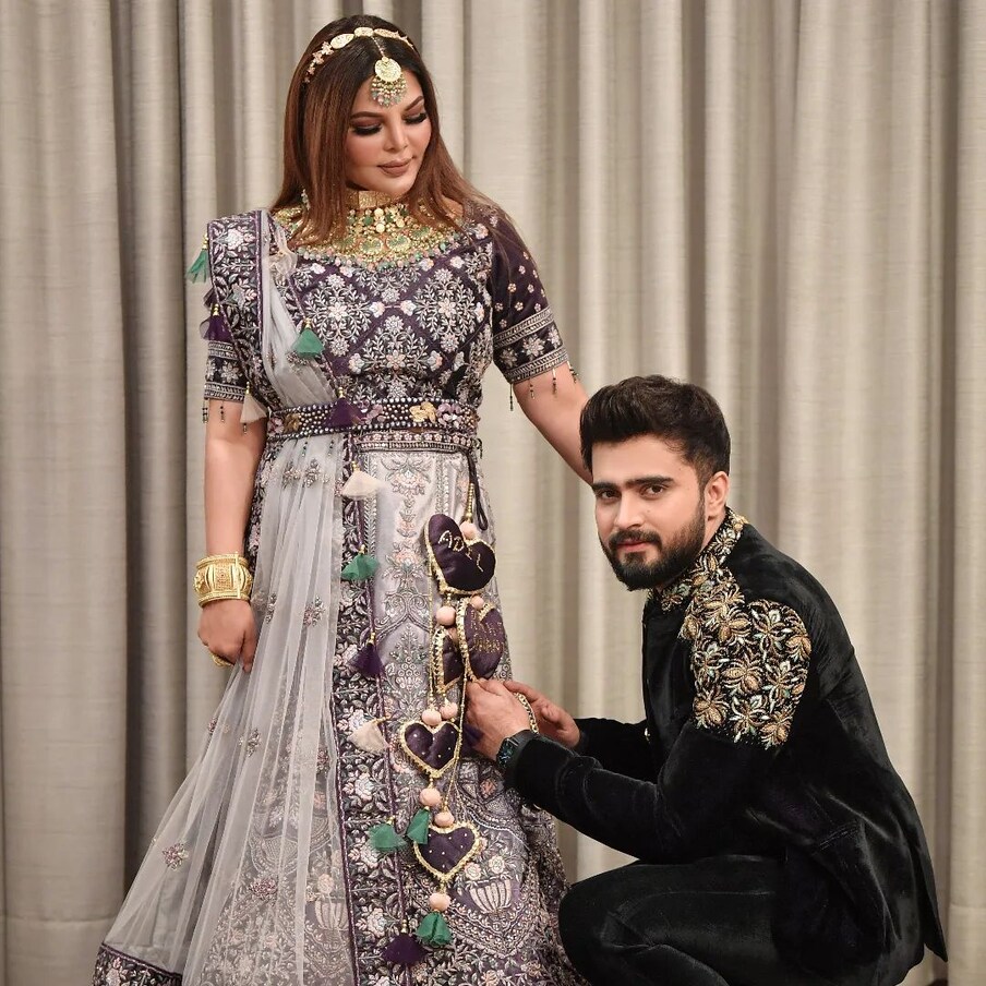  شادی کے بعد سے یہ جوڑا سرخیوں میں چھایا ہوا ہے ۔ شادی کی خبریں سامنے آنے کے بعد راکھی ساونت نے دعوی کیا کہ ان کے شوہر عادل اس شادی کو نہیں مان رہے ہیں ۔ دونوں نے اپنی شادی سے کافی لائم لائٹ حاصل کی ، جس کے بعد اب عادل نے راکھی کے ساتھ شادی کی بات قبول کرلی ہے ۔ تصویر: instagram @iamadilkhandurrani