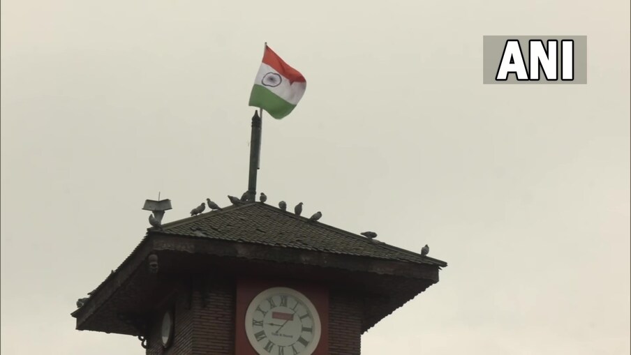  74 ویں یوم جمہووریہ کے موقع پر آج جموں و کشمیر کے سرینگر کے لال چوک پر ترنگا لہرایا گیا ۔ تصویر میں لال چوک پر گھنٹہ گھر کے اوپر قومی پرچم لہراتا ہوا نظر آرہا ہے ۔ تصویر : اے این آئی ۔