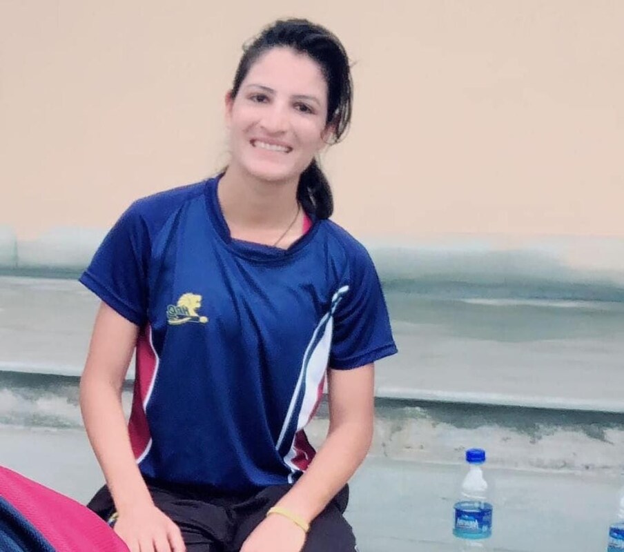  جب رینوکا سنگھ صرف تین سال کی تھیں تو خدا نے ان کی آزمائش لینی شروع کردی۔ اس عمر میں انہوں نے اپنے والد کیہر سنگھ کو کھو دیا تھا۔ بیٹی ٹیم انڈیا کا حصہ ہو اور کو کرکٹ مداح باپ بیٹی کا کرکٹ بھی نہ دیکھ سکے، اس درد کا تصور صرف رینوکا ہی کر سکتی ہیں۔(رینوکا سنگھ انسٹاگرام)