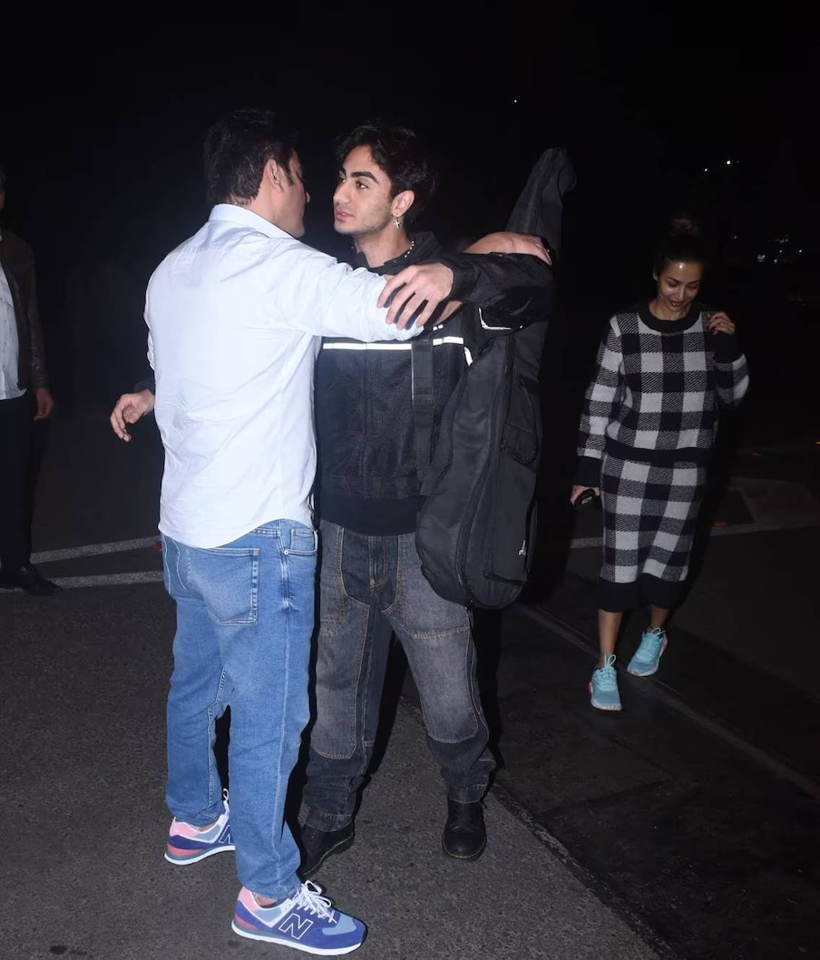  ملائیکہ اروڑہ اور ارباز خان نے شادی کے 20 سال بعد ایک دوسرے سے طلاق لے لیا لیکن دونوں بیٹے ارہان خان کے لیے اکثر ایک ساتھ نظر آجاتے ہیں۔ حال ہی میں ان دونوں کی ایک ویڈیو-تصویر وائرل ہوئی تھی، جس میں وہ اپنے بیٹے ارہان کو ایئرپورٹ پر ڈراپ کرنے گئے تھے۔ دونوں نے ایک دوسرے کو گلے لگایا اور بیٹے کو الوداع کیا۔ (تصویر بشکریہ: ViralBhayani)