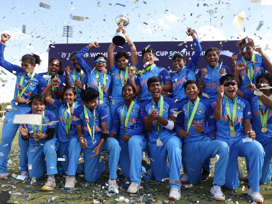  دھونی کی ٹیم نے 2007 کے ٹی ٹوینٹی ورلڈ کپ کے فائنل میں روایتی حریف پاکستان کو شکست دے کر ٹرافی جیتی۔ وہیں خواتین کی انڈر 19 ٹیم نے انگلینڈ کی ٹیم کو یکطرفہ مقابلے میں شکست دے کر ٹرافی جیتی ہے۔ ICC twitter page