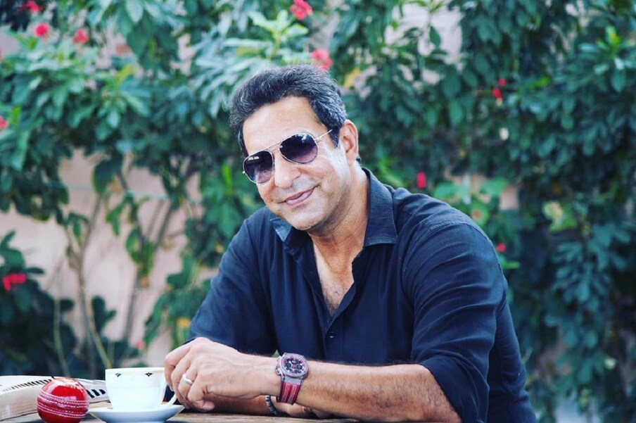  وسیم اکرم نے اپنی کتاب میں انکشاف کیا تھا کہ 2009 میں میں نے اپنی اہلیہ ہما کو طلاق دینے کا بھی سوچا تھا لیکن قسمت کو کچھ اور ہی منظور تھا۔ ہما وسیم اکرم کا ساتھ چھوڑ کر چلی گئیں۔ ہما کے جانے کے بعد وسیم ڈپریشن میں آگئے تھے لیکن انہوں نے نشہ چھوڑ دیا۔ بیوی کے انتقال کے بعد وسیم کا نام بالی ووڈ اداکارہ سشمیتا سین سمیت کئی خواتین کے ساتھ جوڑا گیا۔ (وسیم اکرم/انسٹاگرام)