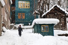 کشمیر میں زبردست برف باری سے نظام زندگی درہم برہم، ہوائی اور ریل خدمات متاثر، جانیے تفصیل