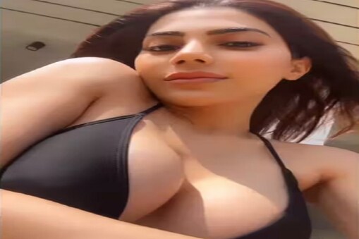 کپکپاتی ٹھنڈ میں نکی تمبولی نے بلیک بکنی میں فلانٹ کیا اپنا فیگر، فینس نے کہہ دی یہ بات