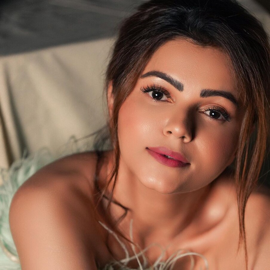  حال ہی میں ایک مرتبہ پھر ٹی وی کی سنسکاری بہو نے اپنی گلیمرس تصاویر شیئر کی ہیں ۔ ان تصویروں سے فینس کیلئے نظریں مشکل ہورہا ہے ۔ (Photo: @rubinadilaik/Instagram)