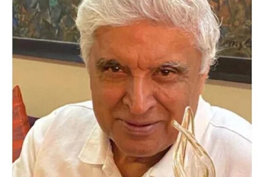  جاوید اختر 1964 میں اپنی تعلیم کے بعد اپنی قسمت کو بلند کرنے کے لیے ممبئی پہنچے۔ لیکن ممبئی میں ٹھہرنے کی جگہ نہ ہونے کی وجہ سے انہوں نے کئی راتیں درخت کے نیچے گزاریں۔ وہ کافی دیر تک بے گھر رہے، وہ 2 سال تک ٹھکانے کے لیے بھٹکتے رہے، آخر کار انہیں کمال امروہی کے اسٹوڈیو میں رہنے کی جگہ مل گئی۔ پھر بھی انہیں کام نہ مل سکا تھا، وہ کام کے لیے بھٹکتے رہے۔