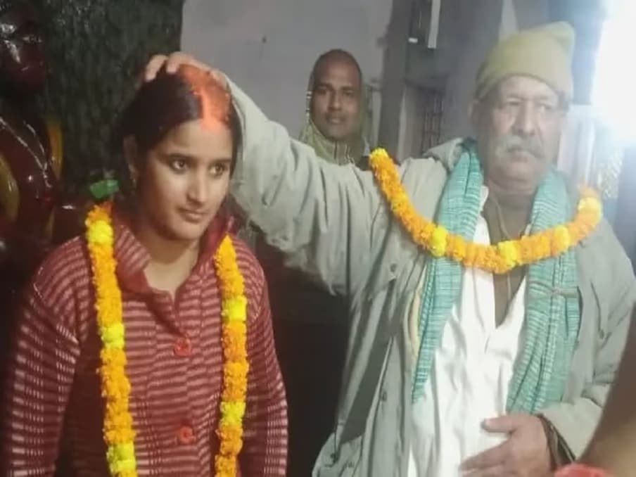  بدھل گنج کوتوالی علاقے کے چھپیا عمراؤ گاؤں کے رہنے والے 70 سالہ کیلاش یادو نے اپنی بہو پوجا (28 سال) سے مندر میں شادی کرلی۔ بزرگ شخص کی اپنی بہو کے ساتھ مندر میں شادی کی تصویر وائرل ہو رہی ہے۔ تصویر کے وائرل ہوتے ہی یہ شادی علاقے میں بحث کا موضوع بن گئی۔