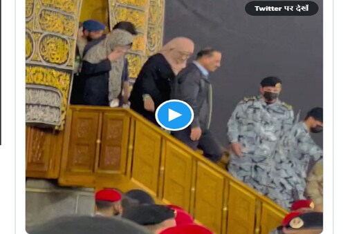 سوشل میڈیا پر وائرل ہونے والی ایک ویڈیو میں دیکھا جا سکتا ہے کہ ایک شخص کے لیے خانہ کعبہ کے دروازے کھول دیے گئے۔ وہ اندر گئے اور زیارت کرکے واپس آگئے۔ خاص بات یہ ہے کہ اس شخص کا تعلق پاکستان سے ہے۔ آئیے جانتے ہیں..