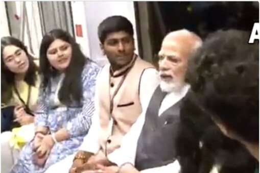 وزیراعظم مودی نے ممبئی میٹرو میں کیا سفر، تقریبا 12 ہزار کروڑ کی ریل لائن قوم کے نام کیا وقف ۔ تصویر : اے این آئی ویڈیو ۔