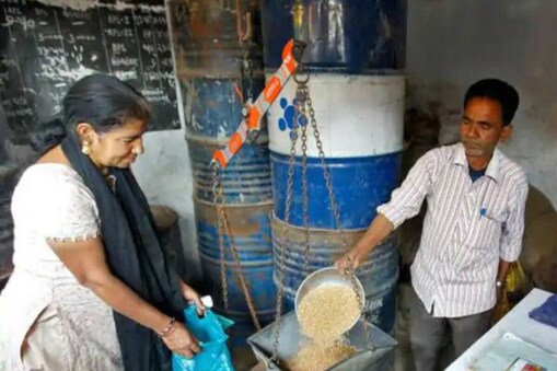 Ration Card: راشن کارڈ قوانین میں ہوئی تبدیلی، سرکار نے کم کیا چاول کا کوٹہ، جانئے اب کتنا ملے گا 