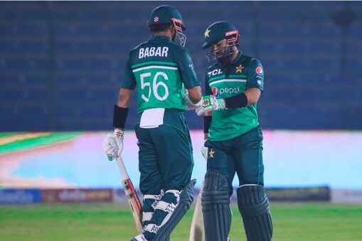 ہیلی کاپٹر سے میچ کھیلنے پہنچا پاکستان کا اسٹار کرکٹر، بلے بازی میں رہا فلاپ ۔  (Pcb Twitter)
