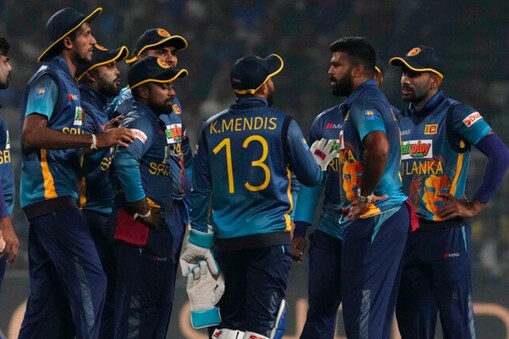 IND vs SL : فیلڈنگ کے دوران ہوا بڑا حادثہ، سنگین طور پر زخمی سری لنکائی کھلاڑیوں کو اسٹریچر پر لے جانا پڑا باہر ۔ تصویر: AP