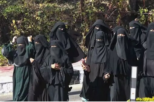 کرناٹک حجاب تنازع: تین ججوں کی بینچ ہوسکتی ہے تشکیل، سپریم کورٹ نے کہی یہ بات (Representational Image)
