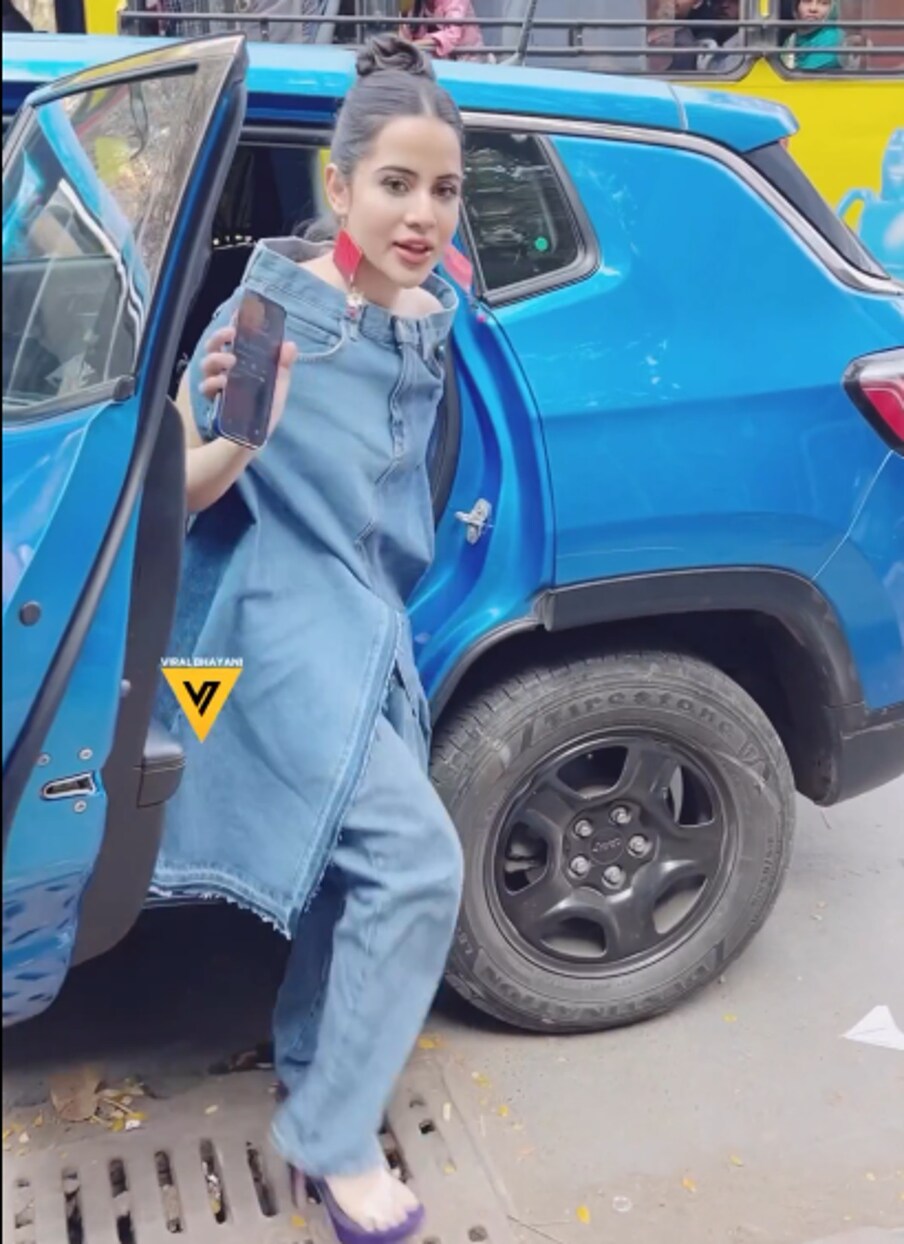  اداکارہ عرفی جاوید کے ایک ویڈیو کو مشہور سلیبریٹیز فوٹوگرافر ویرل بھیانی نے اپنے انسٹاگرام اکاونٹ پر شیئر کیا ہے ، جس میں اداکارہ انتہائی اترنگی ڈریس میں نظر آرہی ہیں ۔ (Photos: @viralbhayani/video/isntagram)