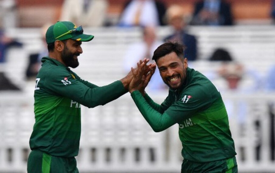  حالانکہ محمد عامر کے پاکستان کرکٹ بورڈ سے تعلقات اچھے نہیں تھے۔ اس سے قبل وہ جولائی 2019 میں ٹیسٹ کرکٹ سے ریٹائر ہوئے تھے۔ پھر دسمبر 2020 میں انٹرنیشنل کرکٹ سے ریٹائر ہوئے۔ اس کے بعد وہ انگلینڈ چلے گئے۔ (اے ایف پی)